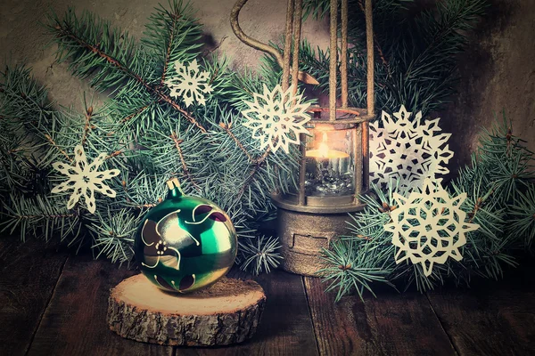 Старая лампа с горящей свечой, рождественский бал и елка Стоковое Изображение