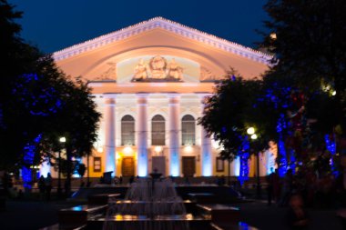 Arka plan bulanık gece Şehir Tiyatrosu ve bir vesilesi ile kare