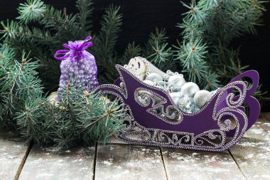 Güzel çanta ve çam dalları Noel topları ile bir kızak