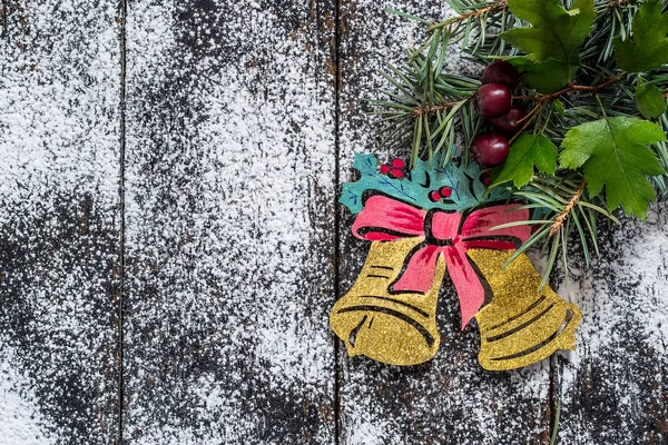 Gekleurde kerst bells op vuren takken — Stockfoto