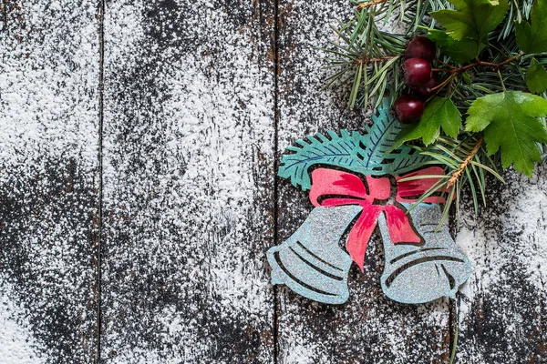 Kerst bells op vuren takken geschilderd — Stockfoto