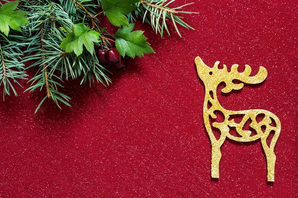 Diseño navideño: ramas de abeto y hermosos ciervos —  Fotos de Stock