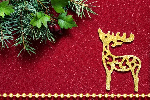 Dekorację świąteczną: jodła oddziałów i piękny Jeleń — Zdjęcie stockowe