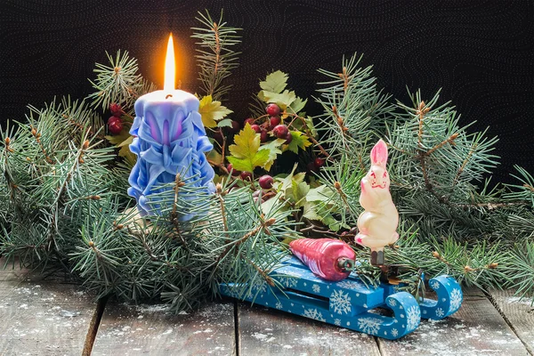 Kerststuk van Spar takken, Kerstmis speelgoed en burnin — Stockfoto