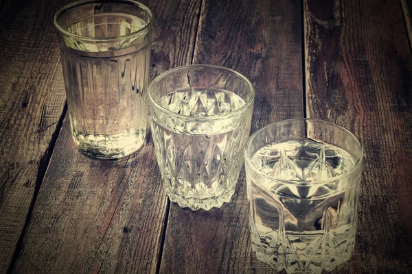 Misc régi csiszolt üvegek watermisc régi csiszolt szemüvegek- — Stock Fotó
