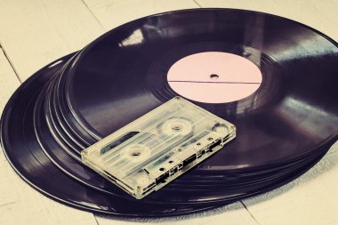 Eski vinil kayıtları ve ses kaset. Tonda fotoğraf