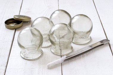 Eski tıbbi çukurluğu cam, petrolatum ve cımbız ile pamuk w