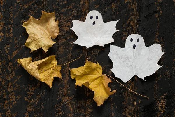 할로윈-기호 유령 및 단풍나무 잎 — 스톡 사진