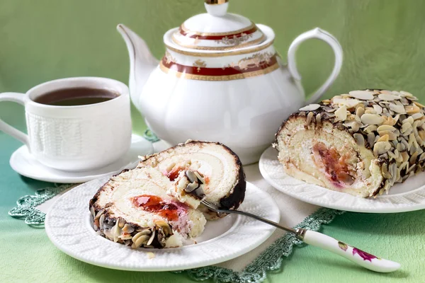 Rollo de esponja con queso crema y mermelada de cereza —  Fotos de Stock