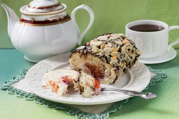 Rollo de esponja con queso crema y mermelada de cereza —  Fotos de Stock