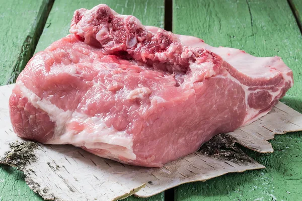 Stück Schweinefleisch auf Rippen zum Braten — Stockfoto