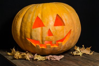 Jack-o-lantern büyük balkabağı üzerinden 