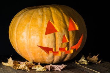 Jack-o-lantern büyük balkabağı üzerinden 