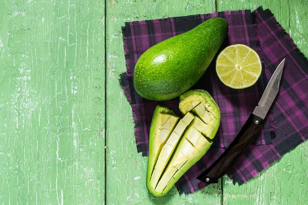 Avocado and half a lime — Stock Photo, Image