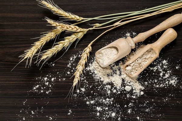 Ähren aus Weizen- und Vollkornmehl — Stockfoto