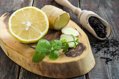Çay gibi demleyin için malzemeler: siyah çay, zencefil, limon, nane 