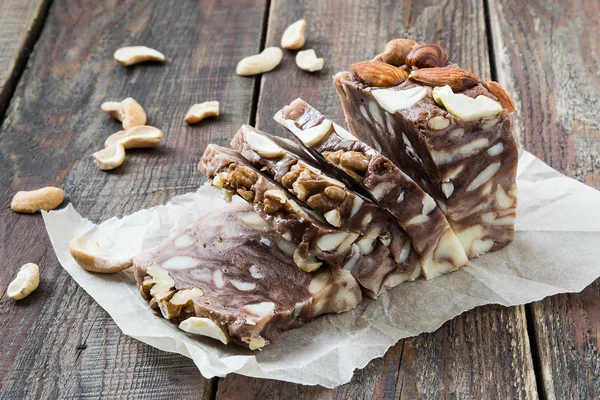 Шоколадное мороженое с различными видами орехов — стоковое фото