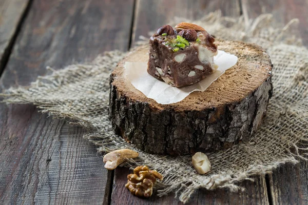 Шматочок шоколадного фуршету з різними видами горіхів — стокове фото