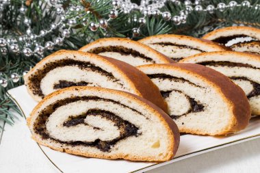 Haşhaş tohumu ve Noel süslemeleri ile rulo 