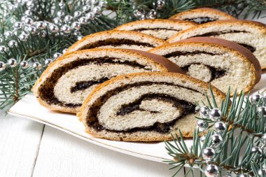 Haşhaş tohumu ve Noel süslemeleri ile rulo 