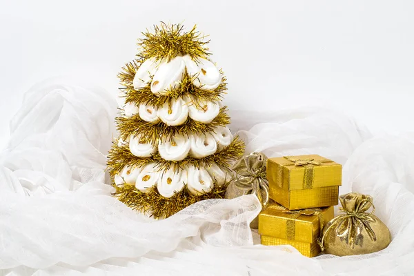 Domowe biała Choinka z blichtr i pudełko z darów — Zdjęcie stockowe