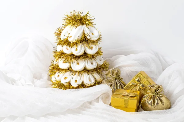 Hausgemachter weißer Weihnachtsbaum mit Lametta und Schachtel mit Geschenken — Stockfoto