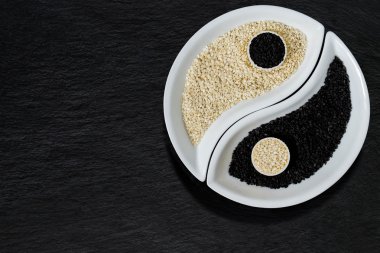 Susam Yin Yang sembolü şeklinde 