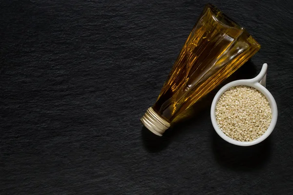 Sezamový olej a sezamová semena — Stock fotografie