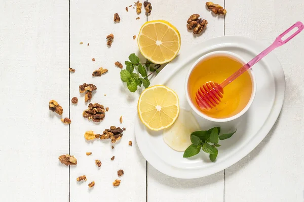 Honey, lemon,  walnuts and mint — Stock Photo, Image