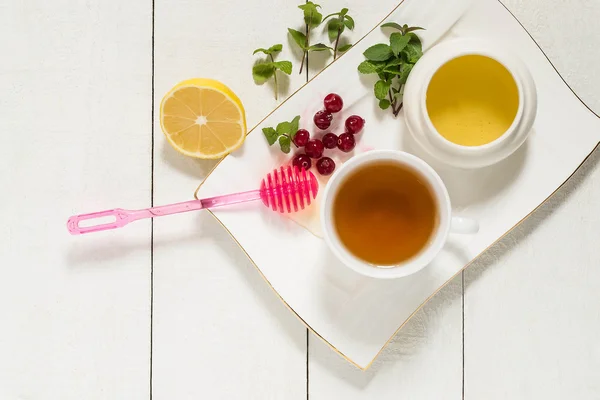 Полезный чай с медом, лимоном, клюквой и мятой — стоковое фото