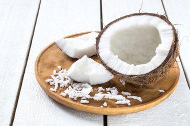 Yarım Hindistan cevizi, selüloz ve taze talaşı parçaları 