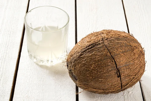 Кокос з тріщиною та кокосовою водою — стокове фото