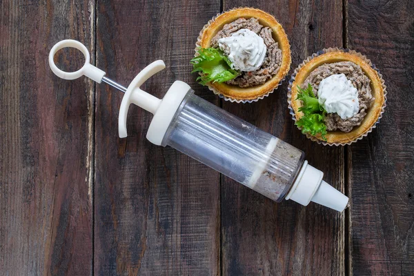 Preparação tartes com pasta de fígado, ricota e alface — Fotografia de Stock