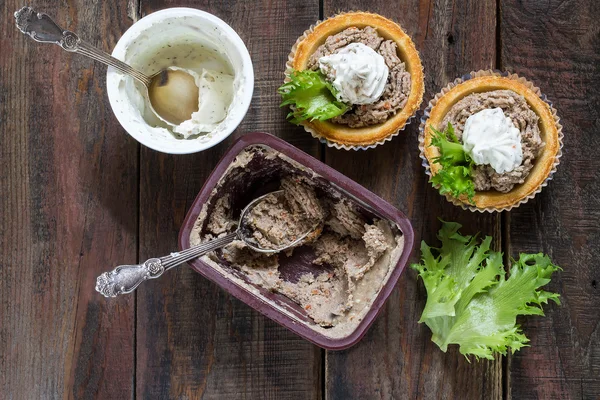 Тарталетки с печеночной пастой, рикоттой и салатом — стоковое фото