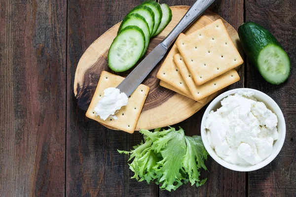 Biscuiți sărați, salată verde și ricotta — Fotografie, imagine de stoc
