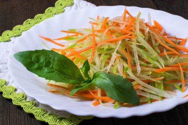 Taze yeşil turp ve havuç salatası 