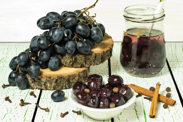 Uvas frescas y uvas marinadas con especias — Foto de Stock