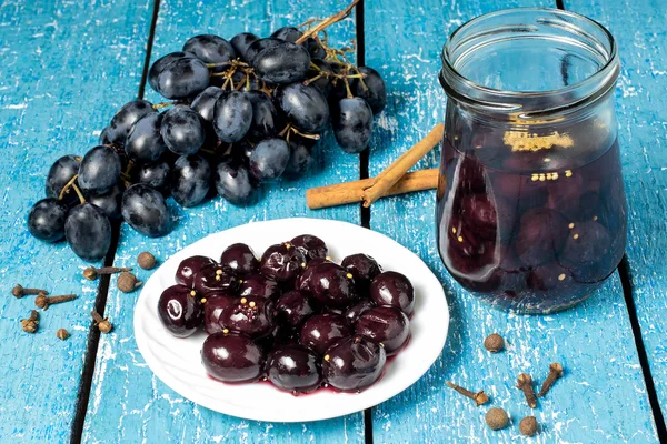 Uvas frescas y uvas marinadas con especias — Foto de Stock