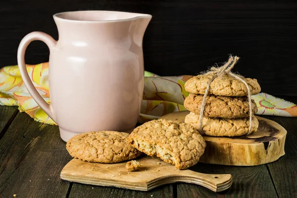 Домашнє вівсяне печиво та молоко — стокове фото
