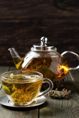 Kurutulmuş yabani çilek ile yararlı çay 