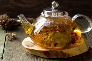 Kurutulmuş yabani çilek ile yararlı çay 