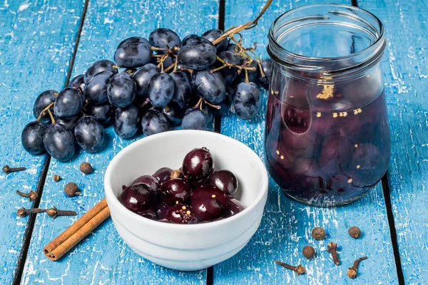 Fresh grapes and marinated grapes with spices — Stock Photo, Image