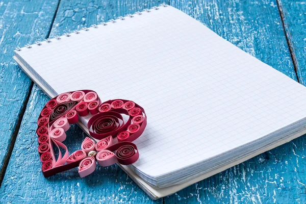 Notepad and heart in quilling techniques — Stockfoto