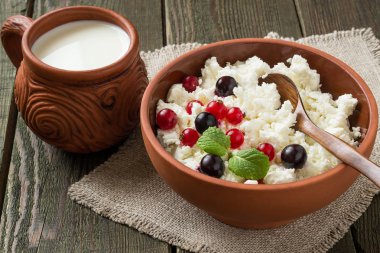 Cottage cheese with red and black currants 