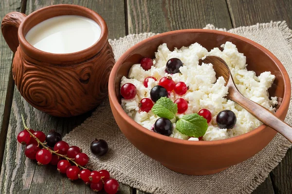 Quark mit roten und schwarzen Johannisbeeren — Stockfoto