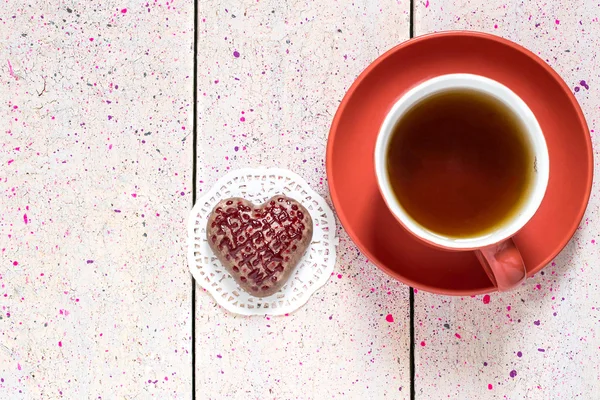 Pan de jengibre en forma de corazón y té — Foto de Stock