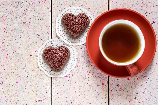 Пряник у формі серця і чаю — стокове фото