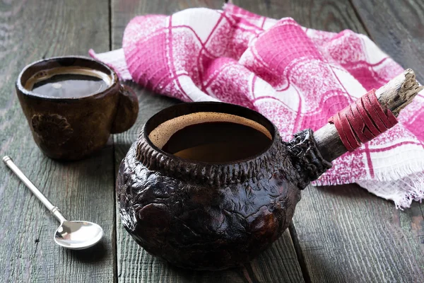 Caffè in stoviglie di argilla, stile vintage — Foto Stock