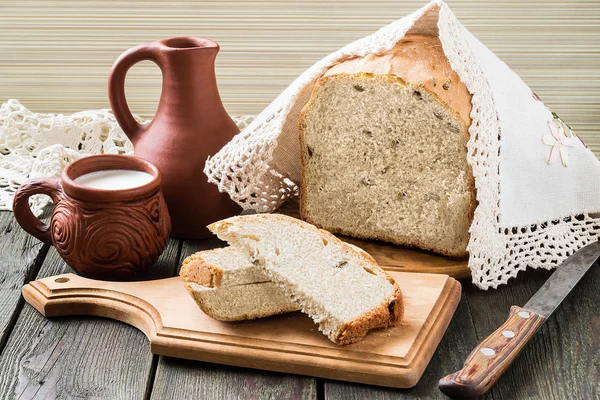 Russisches Vollkornweizenbrot mit Sonnenblumenkernen und Milch — Stockfoto