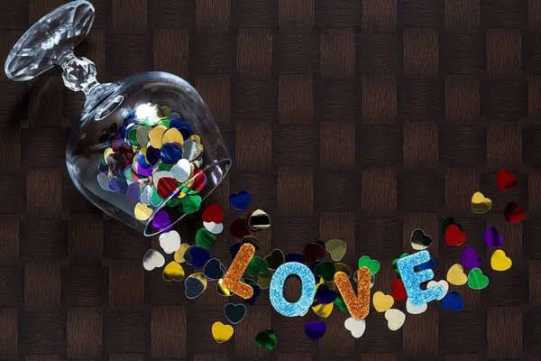 Cerah confetti berbentuk hati tersebar dari gelas anggur — Stok Foto